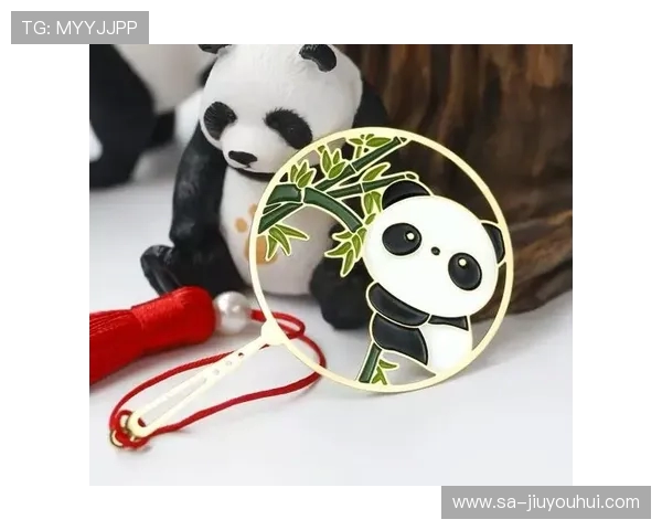 可爱足球熊猫背包挂饰 让你的包包增添趣味与活力 适合运动爱好者与熊猫迷收藏